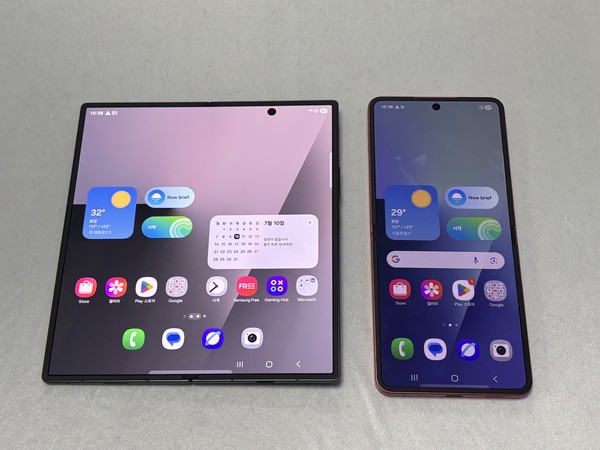 갤럭시Z폴드7과 플립7 모델. 사진=이코노믹리뷰 김효경 기자