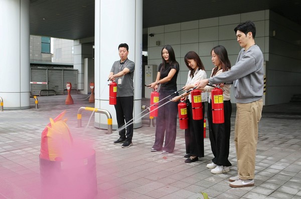지난 16일 에어부산 사옥에서 진행된 산업재해 비상대응 훈련에 임직원들이 참여하여 소화기 사용법 및 진화 교육을 받고 있다. 사진=에어부산