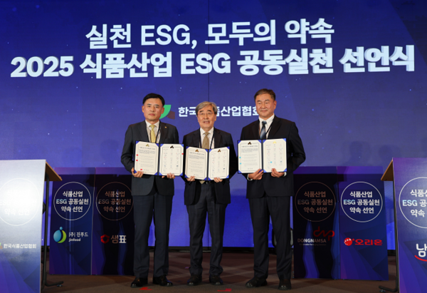 황성만 오뚜기 대표이사, 박진선 한국식품산업협회장, 송승혁 바라 대표이사가 ESG 공동실천 선언문을 들고 기념촬영을 하고 있다. 사진=오뚜기