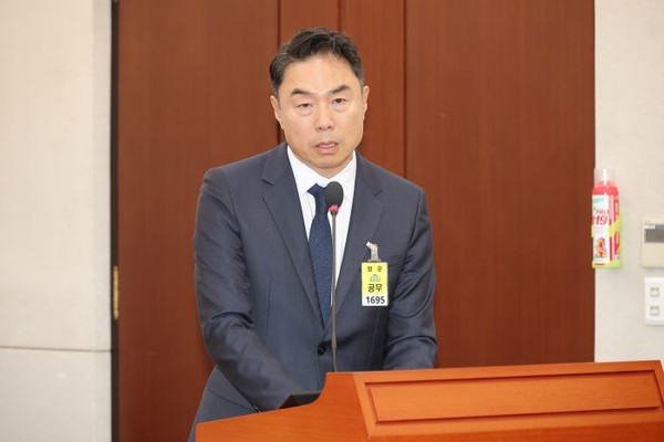 정지영 현대백화점 대표이사가 지난 21일 서울 여의도 국회에서 열린 보건복지위원회 국정감사에 출석해 의원 질의에 답변하고 있다. 사진=연합뉴스