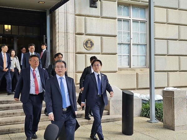러트닉 만나고 나오는 한국 측 협상단. 김용범 대통령실 정책실장(가운데)과 김정관 산업통상부 장관(오른쪽) 등 한국 측 대표단이 22일(현지시간) 워싱턴 DC에 있는 미 상무부 청사에서 하워드 러트닉 상무장관과 만난 뒤 청사를 나서고 있다. 사진=연합뉴스.