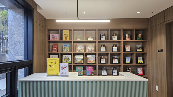 ‘순환의 서가’ 서비스가 제공될 12월 입주를 앞둔 힐스테이트 금오 더퍼스트의 작은 도서관 내부 모습. 사진=현대건설
