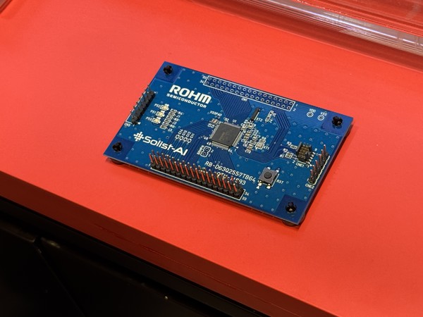 SEDEX 2025 로옴 부스 내 전시된 반도체들. 사진=양정민 이코노믹리뷰 기자