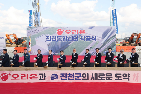 (왼쪽 다섯번째부터) 이복원 충청북도 경제부지사, 송기섭 진천군수, 허인철 오리온그룹 부회장, 이승준 오리온 대표이사가 기념 촬영을 하고 있다. 사진=오리온