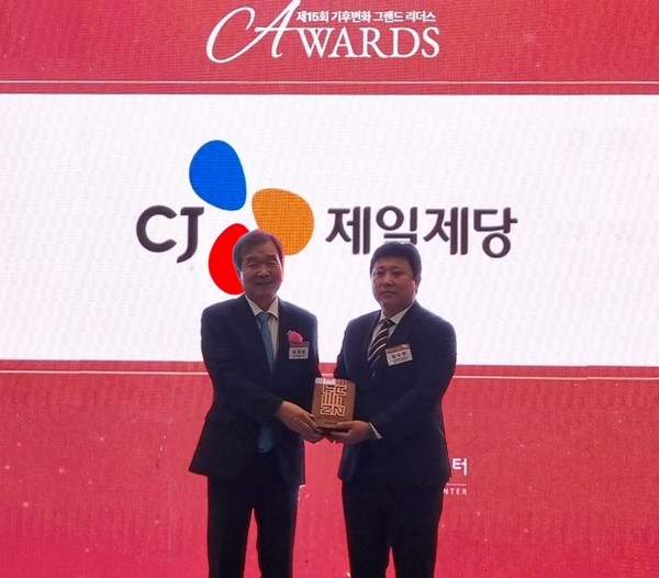 임수빈 CJ제일제당 글로벌S&T)Agriculture플랫폼 부장(오른쪽)이 지난 23일 열린 ‘제15회 기후변화 그랜드리더스어워드’에서 수상한 후 기념사진을 촬영하고 있다. 사진=CJ제일제당