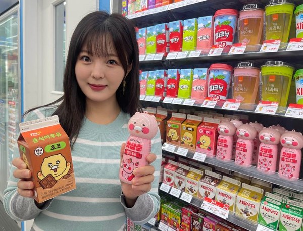 GS25에서 모델이 춘식이우유와 새롭게 선보이는 맛삼춘딸기우유(오른쪽)를 들고 있다. 사진=GS리테일