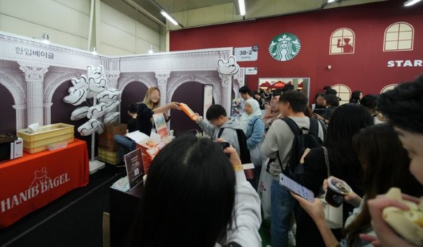 SSG닷컴 오프라인 페스타 ‘미지엄’에 참석한 관람객들이 브랜드사 부스를 둘러보는 모습. 사진=SSG닷컴