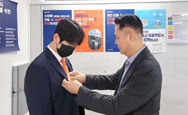 캠페인 기간중 유명섭 에어프레미아 대표가 인천공항 현장을 방문해 임직원들에게 안전뱃지를 수여하고 있다. 사진=에어프레미아