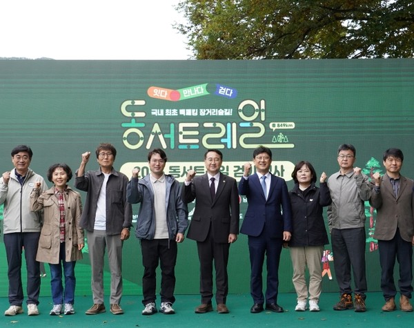 이규호 코오롱그룹 부회장(왼쪽에서 네번째)과 관계자들이 기념 촬영을 하고 있다. 사진=코오롱그룹