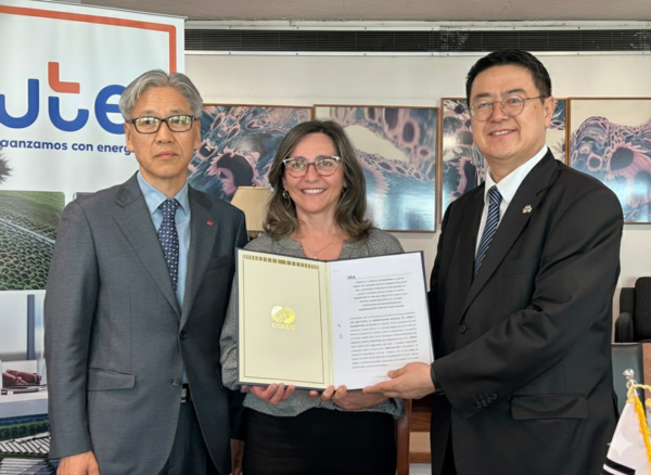 (왼쪽부터)이용범 한전KPS 우루과이지사장, 안드리아 가브레라 우루과이 전력청 CEO, 노원일 주우루과이 대한민국 대사가 티그레 발전소 O&M사업 연장계약 체결후 기념촬영을 하고 있다.