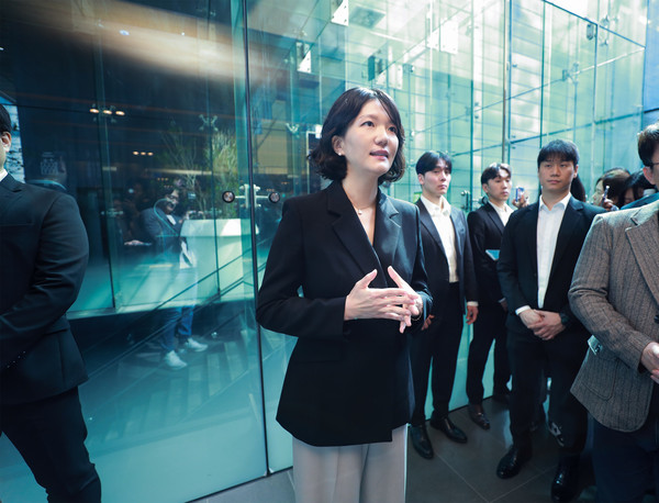 네이버 최수연 대표가 주주총회 직후 질의응답에 응하고 있다. 사진=네이버