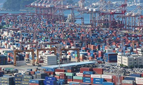 부산항에 컨테이너가 쌓여있다. 사진=연합뉴스