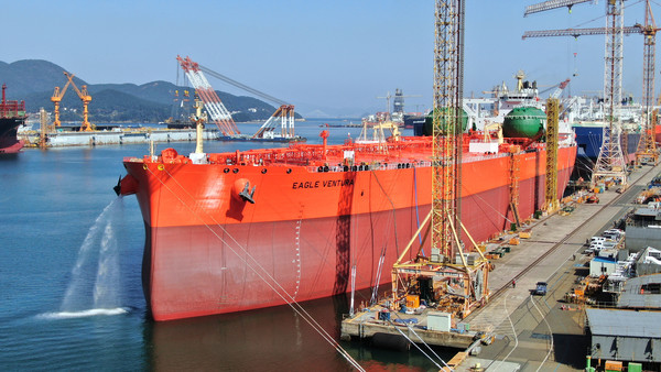 한화오션이 건조한 이중연료추진 VLCC 이글벤투라호. 사진=한화오션