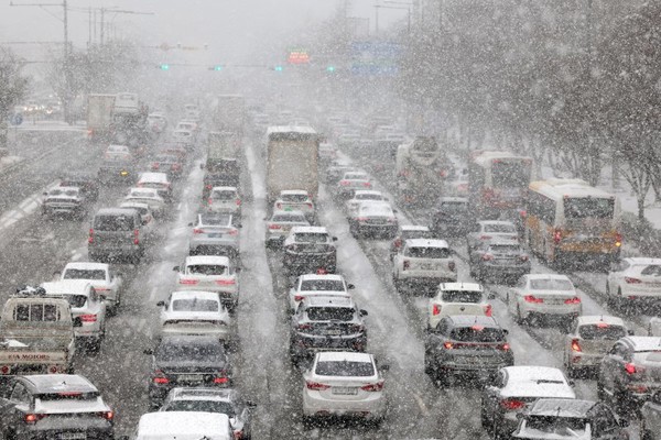 1월 9일 오후 광주 서구 무진대로에서 차량이 내리는 폭설에 정체되고 있다. 사진 = 연합뉴스