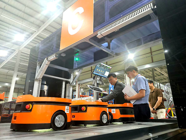 이호정 SK네트웍스 대표이사가 정보통신사업부 수도권 물류센터를 찾아 작업환경을 면밀히 살피고 있는 모습. 사진=SK네트웍스