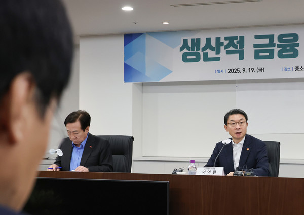 19일 서울 여의도 중소기업중앙회에서 열린 생산적 금융 대전환 회의에서 이억원 금융위원장이 발언하고 있다. 사진=연합뉴스