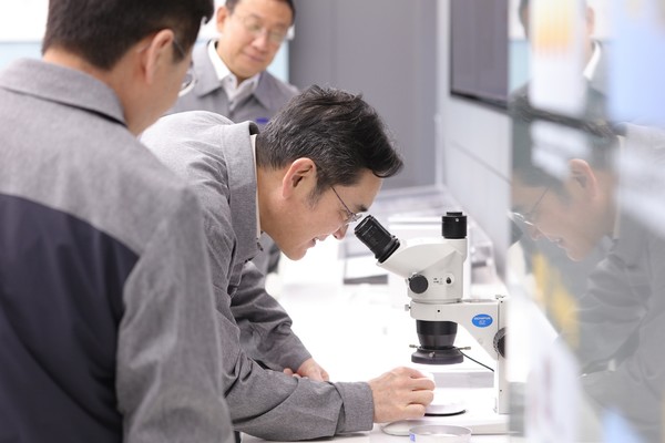 이재용 삼성전자 회장이 24일 중국 텐진에 위치한 삼성전기 사업장을 방문해 MLCC 생산 공장을 점검하고 있다. 사진= 삼성전자