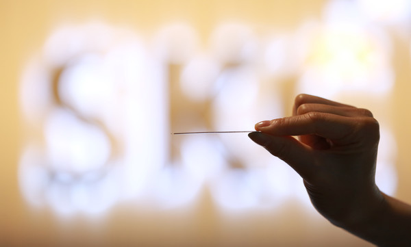 SKC가 세계 최초로 개발한 반도체 패키징용 글라스 기판. 두께가 얇아 전력효율이 높고 데이터 처리 성능도 뛰어나 반도체 패키징 분 야의 ‘게임체인저’로 꼽힌다. 출처=SKC