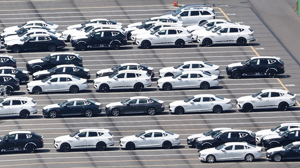 한미 관세협상 시한을 나흘 앞두고 28일 현대자동차 울산공장 수출선적부두 옆 야적장에 완성차가 대기하고 있다. 사진=연합뉴스