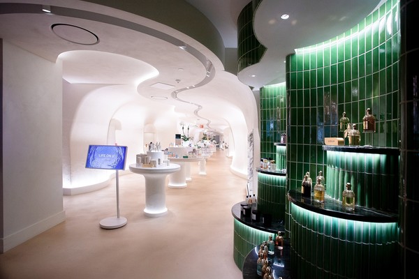 LG전자는 ‘LG 스탠바이미 2’를 미국 뉴욕의 명품 백화점 ‘쁘렝땅’에 특별 전시하며 라이프스타일 TV 시장 주도권을 강화하기 위한 글로벌 마케팅을 전개한다. 사진은 '예술의 순환성'을 주제로 진행되는 이번 전시에서 LG 스탠바이미 2가 쁘렝땅 백화점 곳곳에 설치돼, 참여 브랜드의 스토리를 담은 영상 콘텐츠를 선보이고 있는 모습. 사진=LG전자