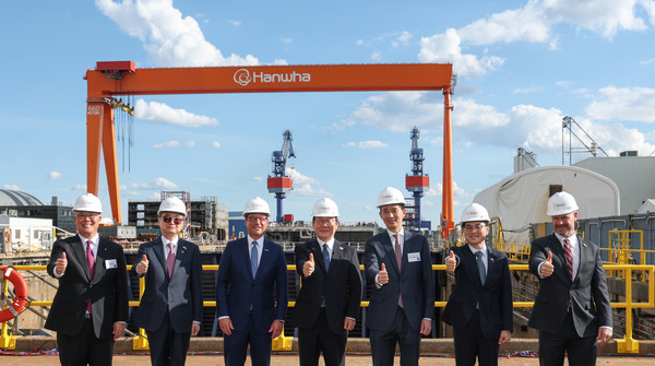 김동관 한화 부회장과 이재명 대통령이 미국 현지 한화 필리조선소에서 내빈들과 함께 기념 사진을 찍고 있다. 사진=한화