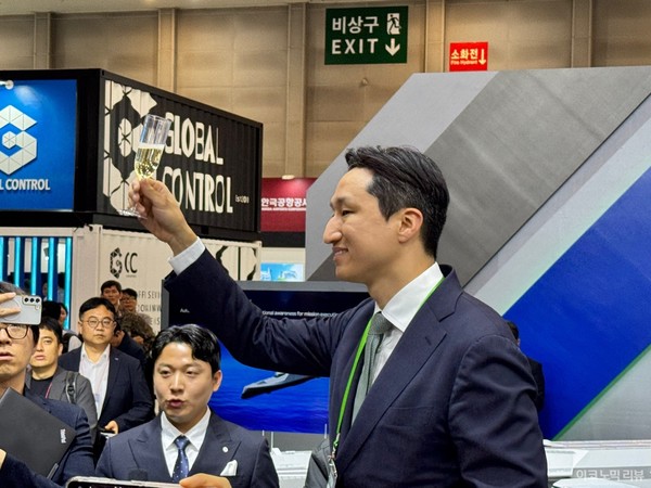 28일 부산 벡스코 MADEX 2025에서 정기선 HD현대 수석부회장이 축사 후 포즈를 취하고 있다. 사진=양정민 이코노믹리뷰 기자