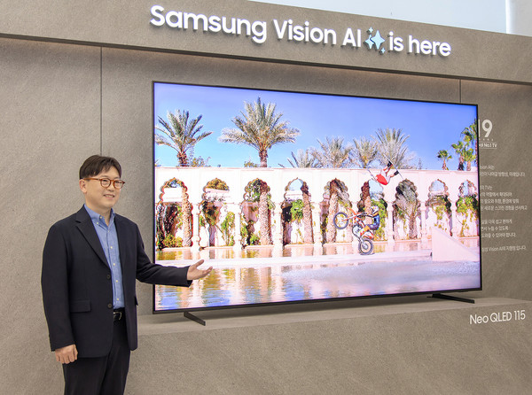 삼성전자 용석우 사장이 'Unbox & Discover 2025' 행사에서 진정한 AI TV 시대를 선언하며 115형 초대형 TV를 소개하고 있다. 사진=삼성전자
