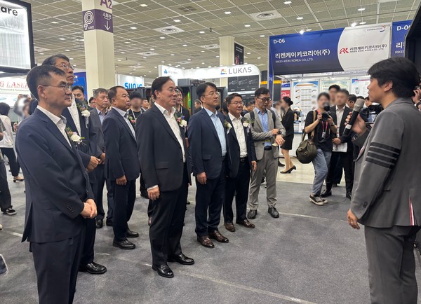 (가운데 왼쪽부터) 정철동 LG디스플레이 사장과 이청 삼성디스플레이 사장 등 관계자들이 부스를 둘러보고 있다. 사진=이코노믹리뷰 DB