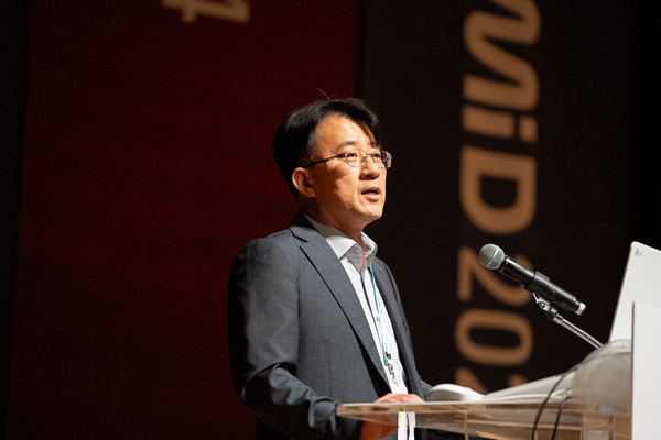 이청 삼성디스플레이 중소형 사업부장(부사장)이 21일 제주에서 열린 'IMID 2024'에서 'AI 시대, 디스플레이의 끊임없는 혁신'을 주제로 기조강연을 하고 있다. 사진=삼성디스플레이