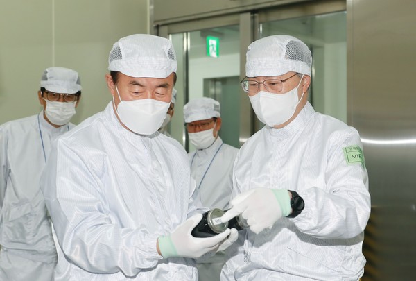 지난 7월 삼성SDI 울산사업장에서 문승욱 산업통상자원부 장관(오른쪽)과 전영현 삼성SDI 사장(왼쪽)이 이차전지 생산 시설을 둘러보고 있다. 출처=산업통상자원부