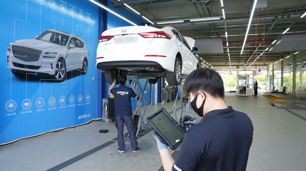 리본카 차량 진단 요원들이 품질 점검을 진행 중이다. 사진=리본카