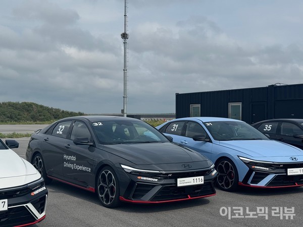 아반떼 N이 훈련을 마친 뒤 서킷 주행 전 주차돼있다. 사진=양정민 이코노믹리뷰 기자