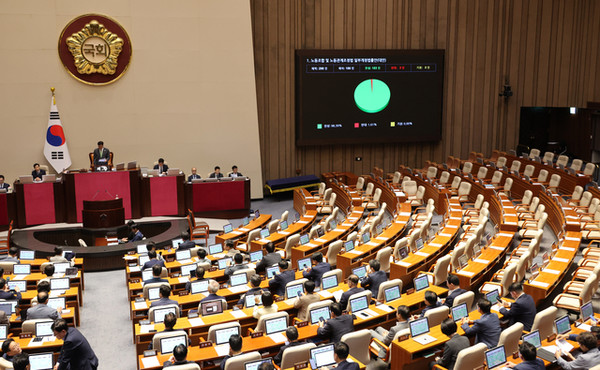 8월 24일 국회 본회의에서 노란봉투법(노동조합 및 노동관계조정법 일부개정법률안)‘이 통과되고 있다. 사진=연합뉴스
