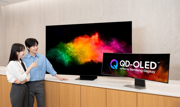 삼성디스플레이 모델들이 QD-OLED 제품과 함께 새로운 BI를 소개하고 있다. 사진=삼성디스플레이