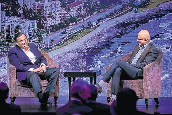 실리콘밸리에서는 수천 명의 인도 엔지니어들이 일하고 있고, 인도 출신 CEO들이 구글, 마이크로소프트 등 몇몇 미국 기술 대기업들을 이끌고 있는 등, 인도와 미국은 오래 동안 기술 관계를 맺어왔다. 인도 릴라이언스 그룹의 무케시 암바니 회장(왼쪽)과 미국 마이크로소프트의 사티야 나델라 CEO. 출처= New Indian Express