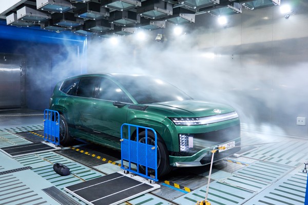 남양연구소 환경시험동 강설챔버에서 아이오닉 9 차량에 강설 시험을 하는 모습. 사진=현대차그룹