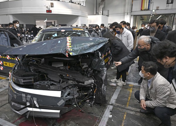 12일 경기도 화성시 현대차·기아 남양연구소에서 진행된 현대차 아이오닉 5 시속 64km 40% 옵셋 충돌 테스트 현장 후 차량 상태를 확인할 수 있는 시간이 진행됐다. (사진=현대차)