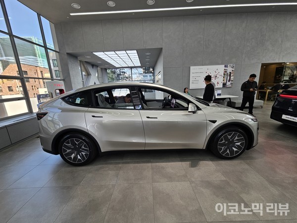 테슬라 모델YL 2열 캡틴시트 내부