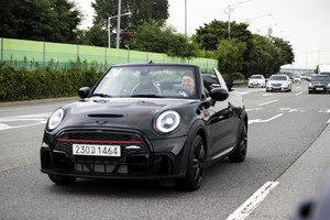 [시승기] 뉴 미니 컨버터블 JCW, 편의성 강화한 '모두의 오픈카' - 뉴스 썸네일 이미지