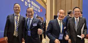 형지, 섬유 옷 넘어 '웨어러블 로봇'에 베팅...신성장 축 될까 - 뉴스 썸네일 이미지