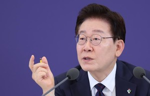 李대통령 "한국판 팰런티어 키운다"...신안보 혁신기업에 10조 투자 - 뉴스 썸네일 이미지