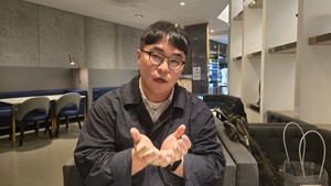 [ER인터뷰] 캐리어 끌며 파리 K뷰티샵 '헤딩'하던 남자의 신나는 왈츠 이... - 뉴스 썸네일 이미지