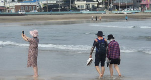 외국인 관광객, 제주 해변서도 "관광단지 대신 동네로" - 뉴스 썸네일 이미지