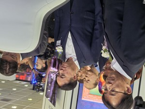 [K-디스플레이 26] <b>정철동</b> LGD 대표 "하반기 숫자 더 좋을 것"…메모리값...
