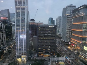 중소형 운용사 ETF 진출 러시...대형사 틈새시장 노린다 - 뉴스 썸네일 이미지