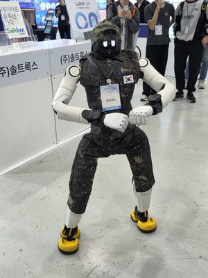 군복 입은 로봇부터 AI 참모까지, 국방 AI 기술 선보인 'AI 페스타 2026' - 뉴스 썸네일 이미지